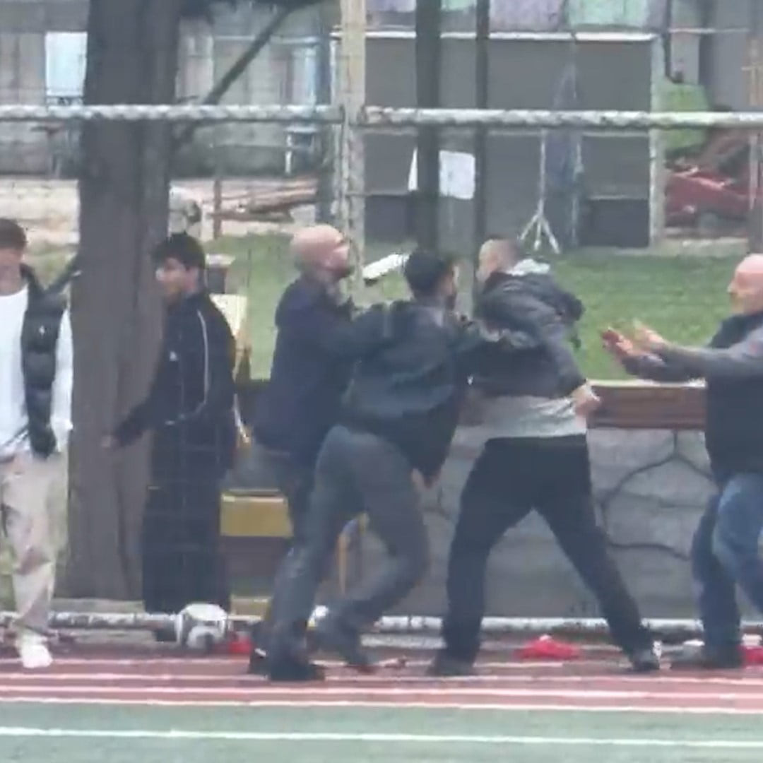 KOCAELİ'NİN DERİNCE İLÇESİNDE OYNANAN U11 LİGİ MÜSABAKASININ ARDINDAN SAHAYA GİREN BİR KİŞİ, KADIN...