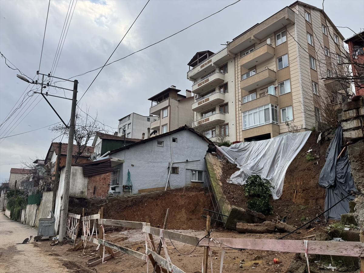 Kocaeli'nin Derince ilçesinde temel kazısı yapılan bölgede istinat duvarının bir kısmının...