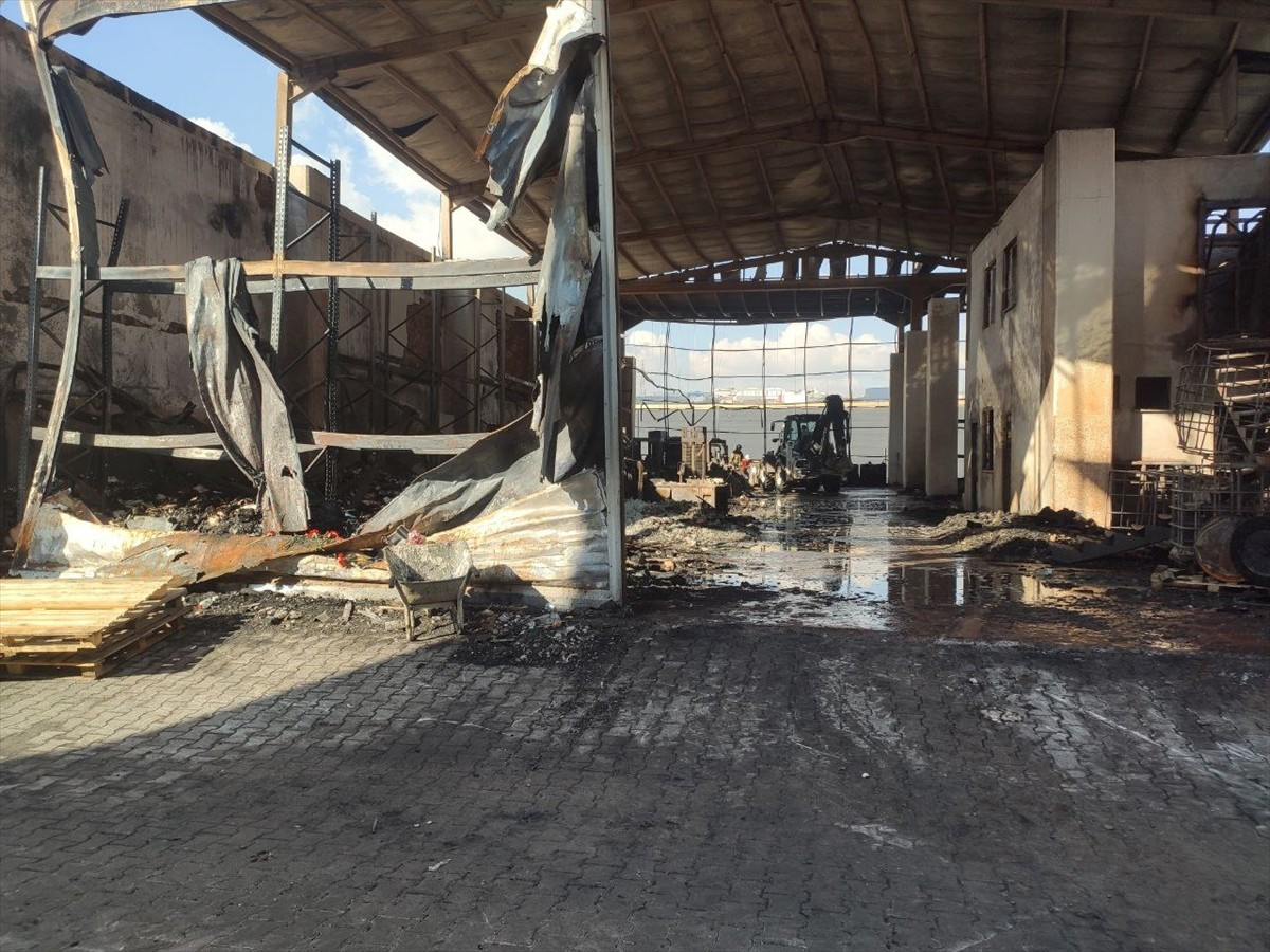 Kocaeli'nin Dilovası ilçesinde 6 kişinin hayatını kaybettiği kozmetik fabrikasındaki yangına...