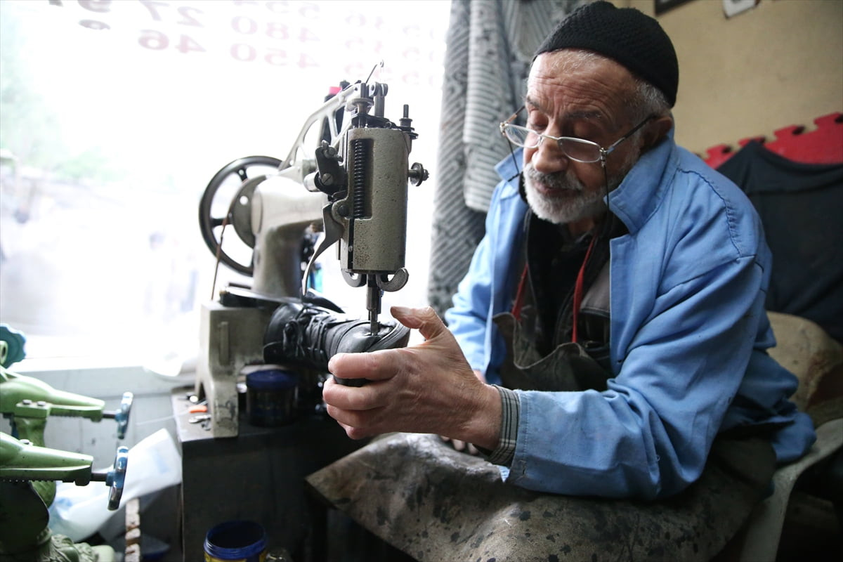 Kocaeli'nin Dilovası ilçesinde ayakkabı ustası Süleyman Avşar, mesleğini 45 yıldır...