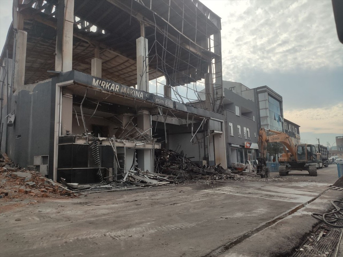 Kocaeli'nin Dilovası ilçesinde çıkan yangında 7 kişinin hayatını kaybettiği fabrikanın yıkılması...