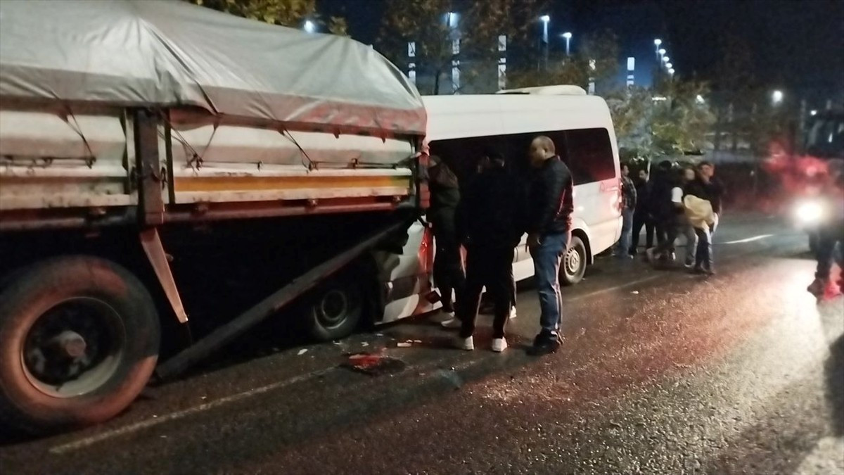 Kocaeli'nin Dilovası ilçesinde fabrika işçilerini taşıyan minibüs ile tırın çarpışması sonucu 9...