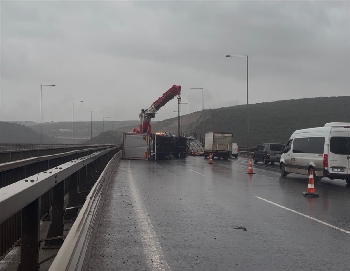 Kocaeli'nin Dilovası ilçesinde fırtına nedeniyle trafikteki 2 tır ve 1 kamyonet devrildi. Bölgeye...