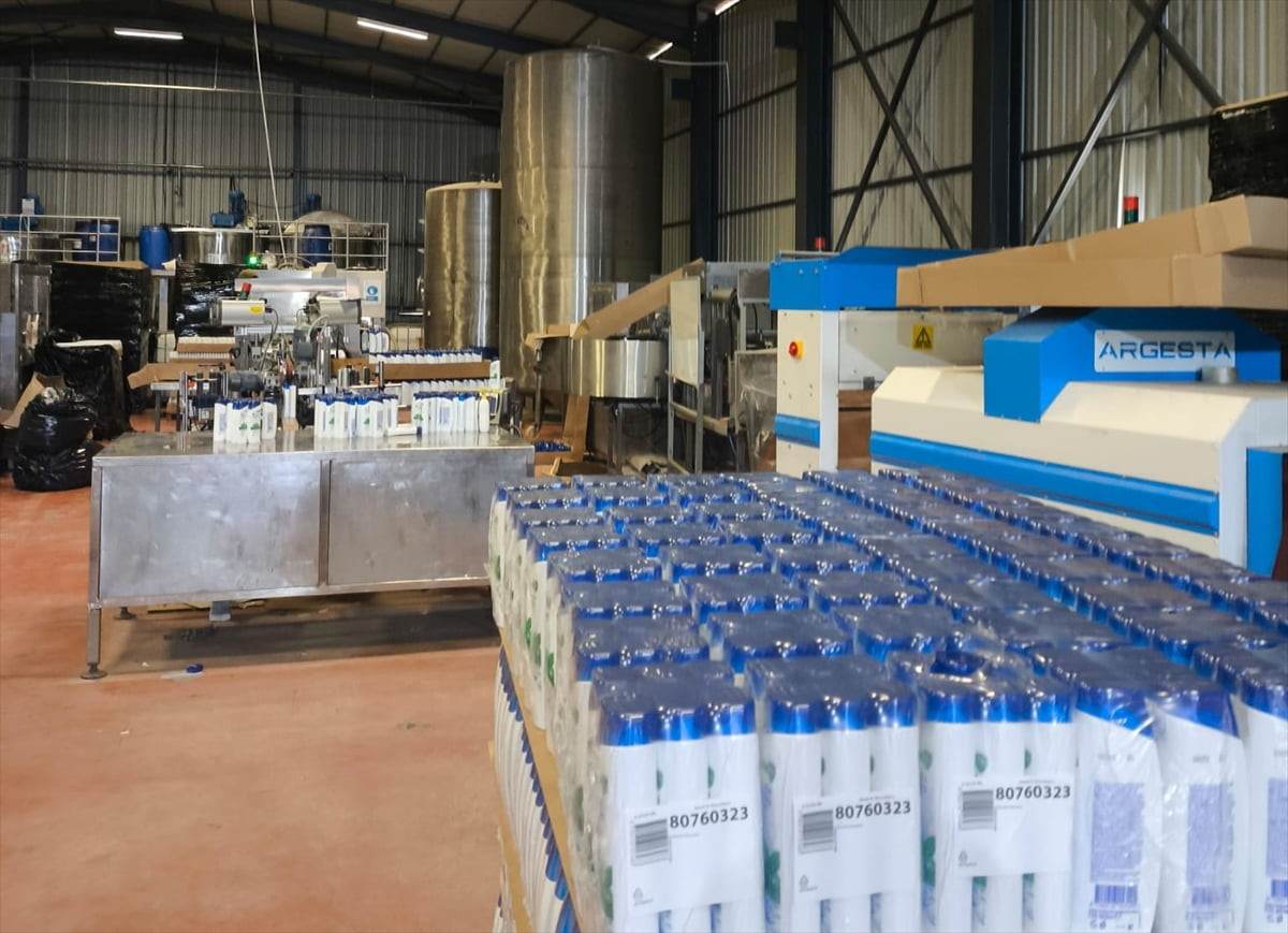 Kocaeli'nin Dilovası ilçesinde izinsiz ve kayıt dışı olarak kişisel bakım ile temizlik ürünleri...