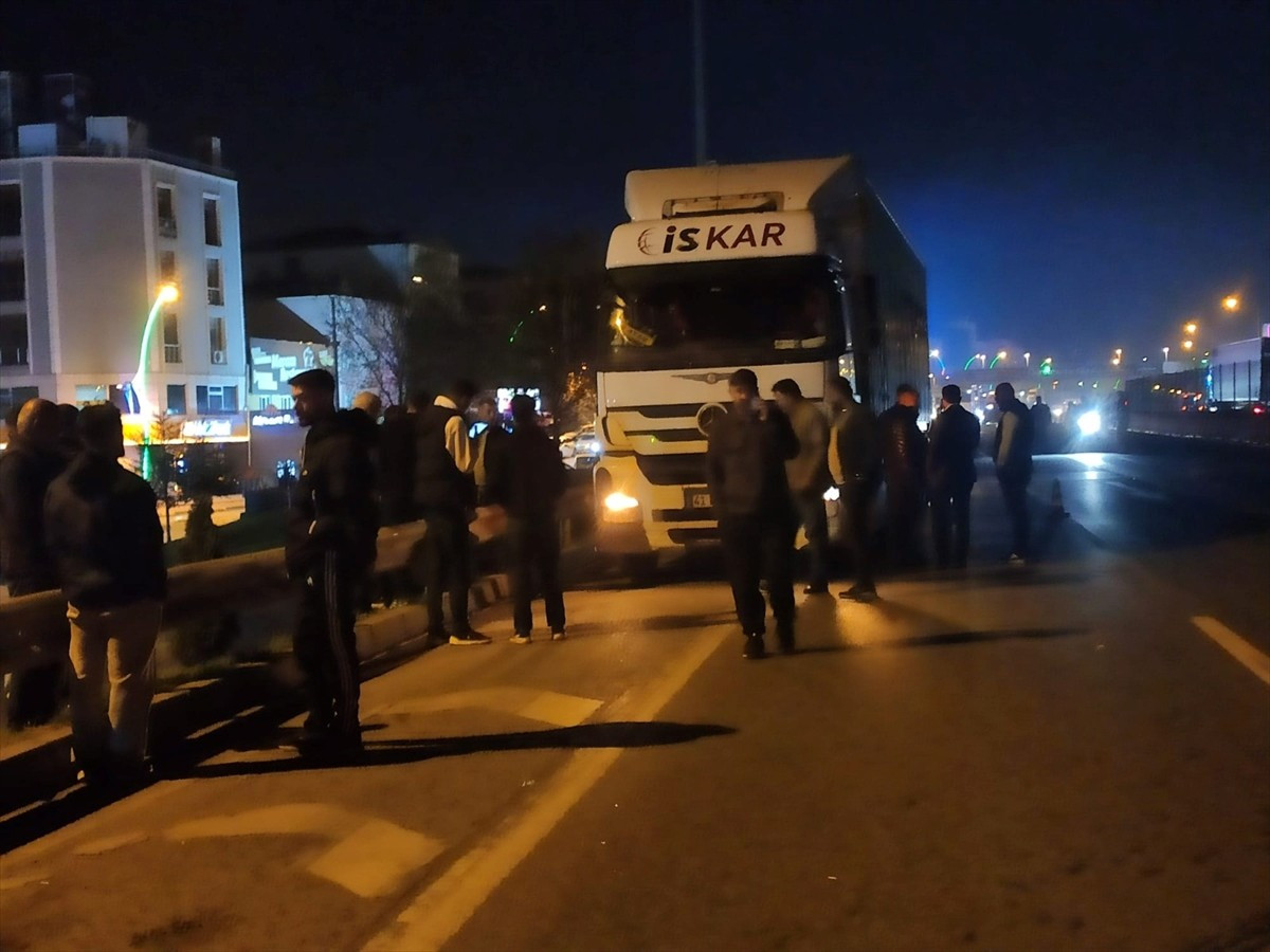 Kocaeli'nin Dilovası ilçesinde, motosikletin yayaya çarptığı kazada 2 kişi yaşamını yitirdi....