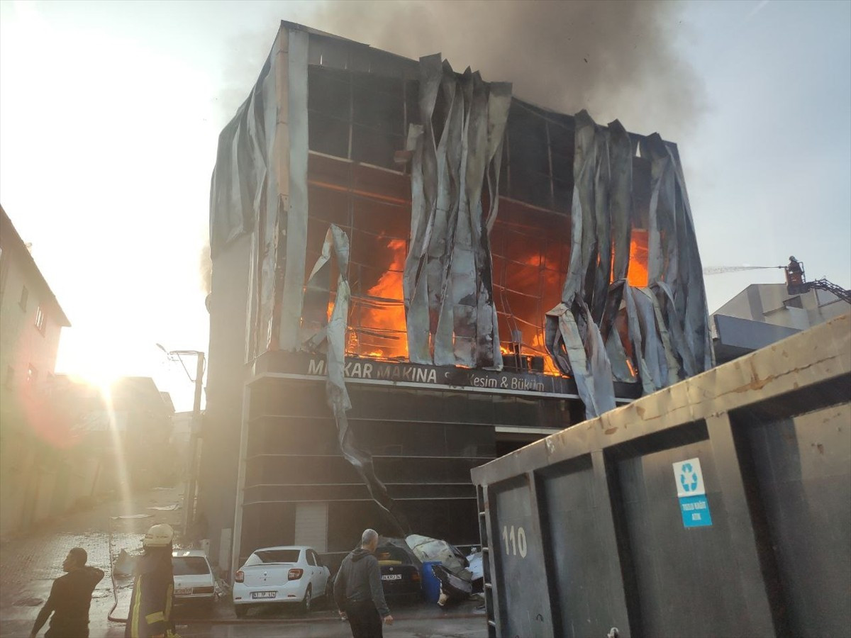 Kocaeli'nin Dilovası ilçesinde parfüm deposunda çıkan yangına ekipler müdahale ediyor.