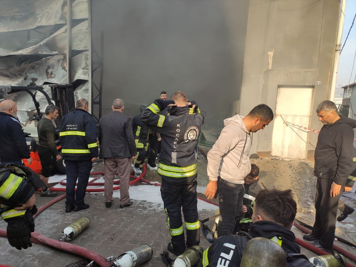 Kocaeli'nin Dilovası ilçesinde parfüm deposunda çıkan yangında 6 kişi yaşamını yitirdi.