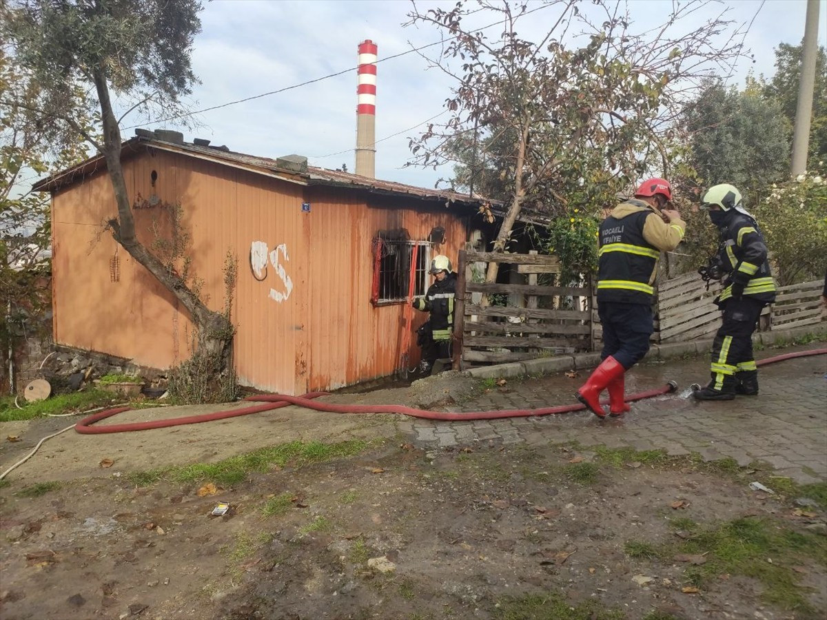 Kocaeli'nin Dilovası ilçesinde prefabrikte çıkan yangında, 70 yaşındaki yürüme engelli kişi...