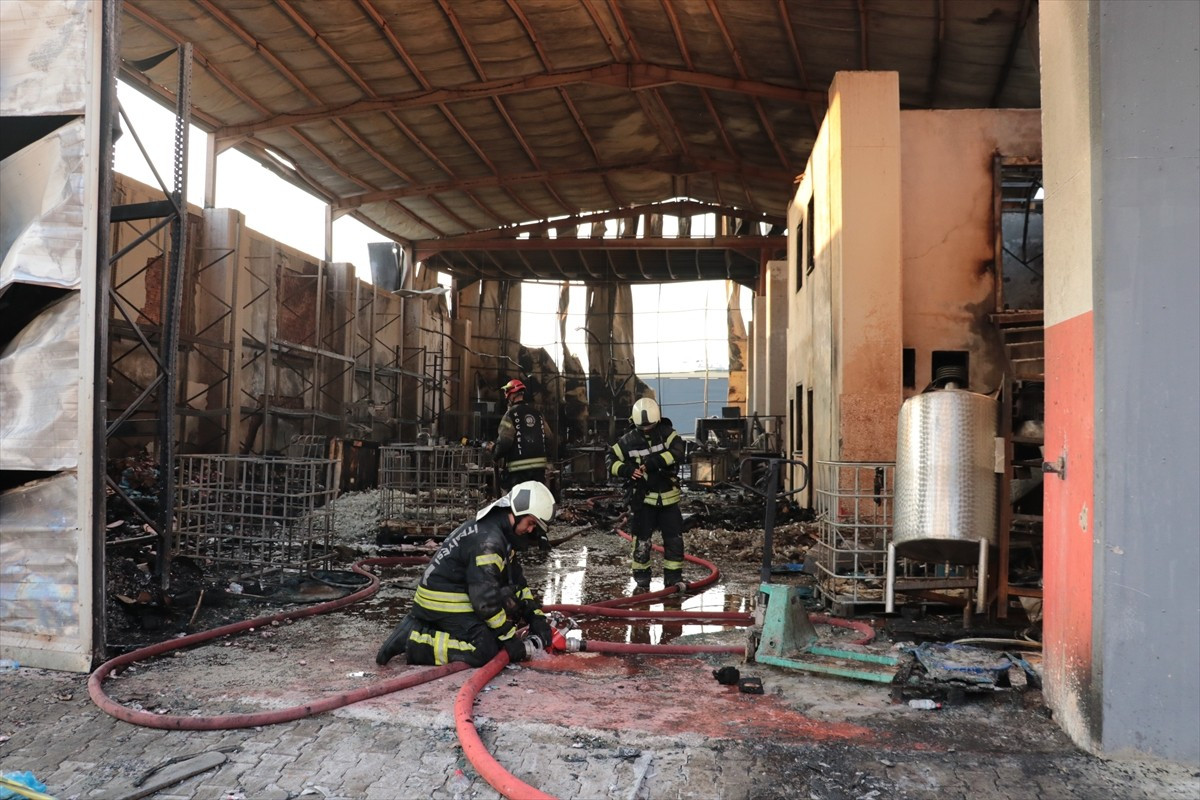 Kocaeli'nin Dilovası ilçesinde, yangın çıkan kozmetik fabrikasında bilirkişi heyeti inceleme...