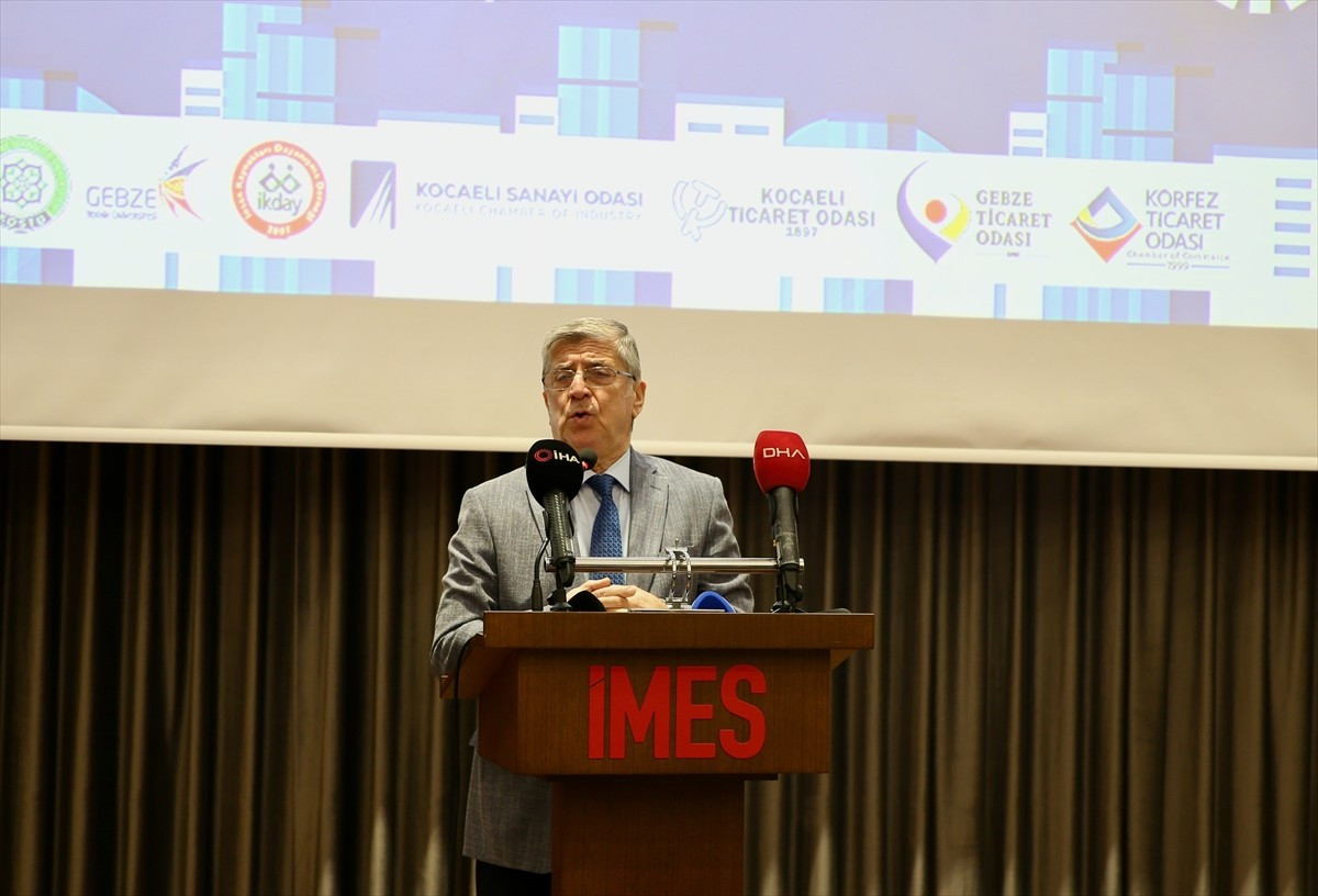 Kocaeli'nin Dilovası ilçesindeki İMES Organize Sanayi Bölgesi Yönetim Merkezi Konferans Salonu'nda...
