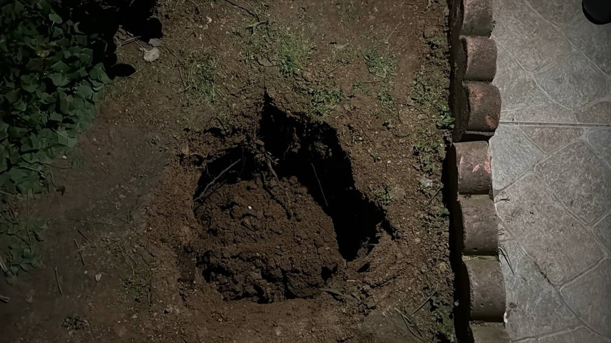  Kocaeli'nin Gebze ilçesinde 5 katlı bina, girişindeki toprak alanda çukur oluştuğu gerekçesiyle...