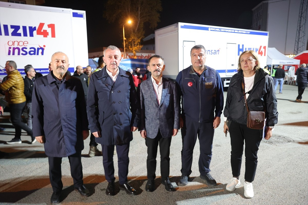 Kocaeli'nin Gebze ilçesinde 7 katlı apartmanın çöktüğü ve bazı binaların tedbir amaçlı tahliye...