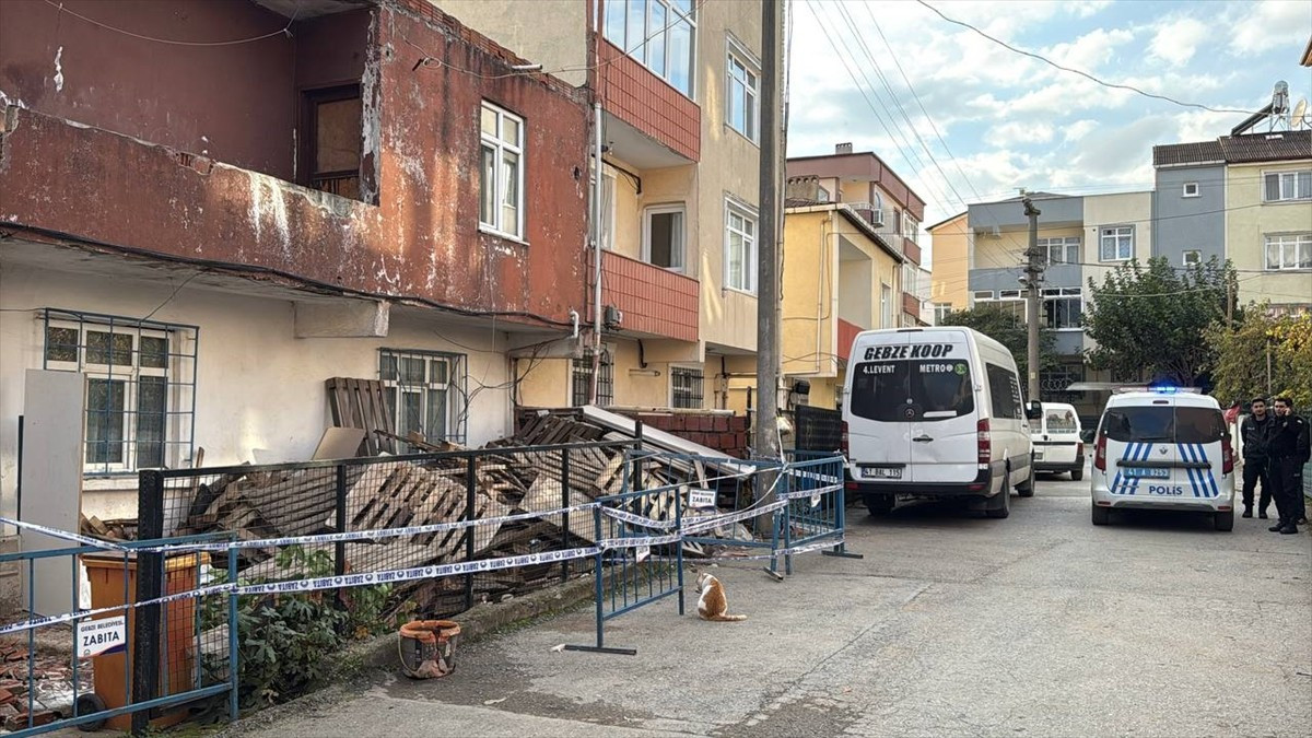Kocaeli'nin Gebze ilçesinde balkon duvarının bir bölümü yıkılan 2 katlı bina tahliye...