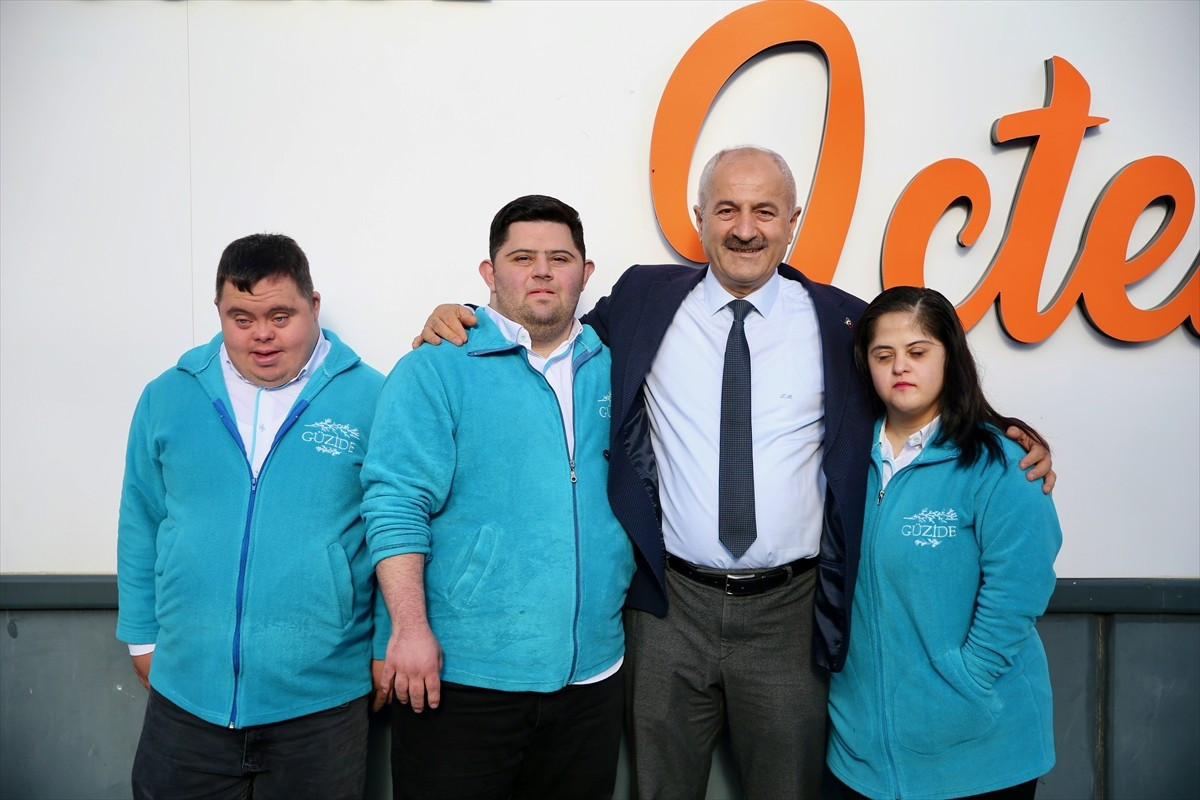 Kocaeli'nin Gebze ilçesinde belediye tarafından hizmete açılan kafede servis elemanı olarak...