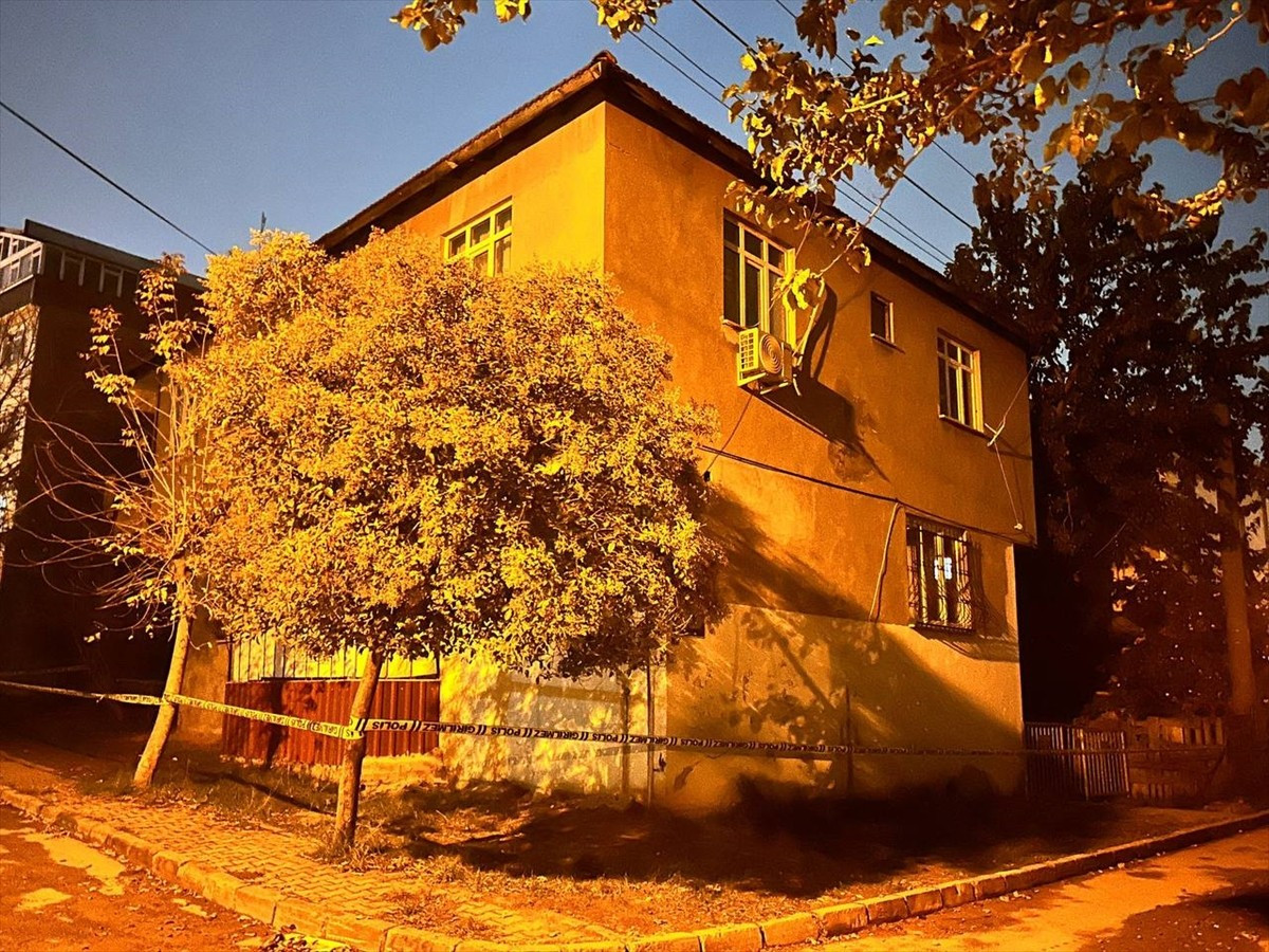 Kocaeli'nin Gebze ilçesinde bir bina, kolonlarında çatlak oluştuğu gerekçesiyle tedbir amacıyla...