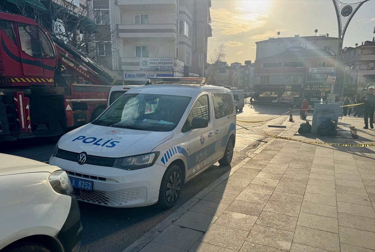 Kocaeli'nin Gebze ilçesinde çıkan silahlı kavgada 2 kişi yaralandı. Polis, şüphelinin yakalanması...
