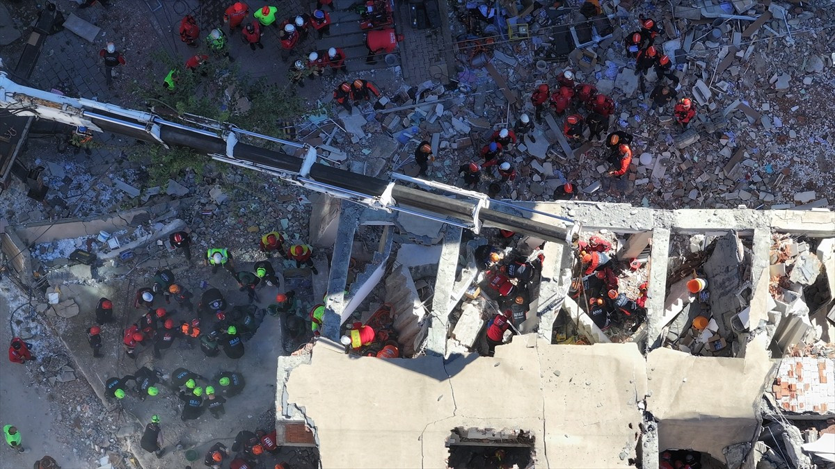 Kocaeli'nin Gebze ilçesinde çöken binada arama kurtarma çalışmaları gerçekleştiriliyor. Bölgeye...