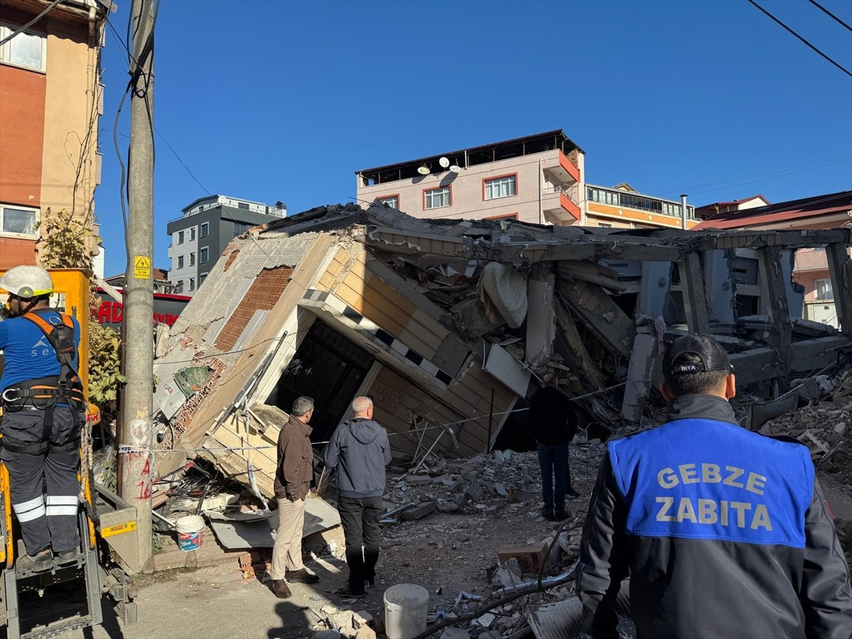 Kocaeli'nin Gebze ilçesinde dün çöken 7 katlı binanın enkazında bilirkişi heyeti inceleme...