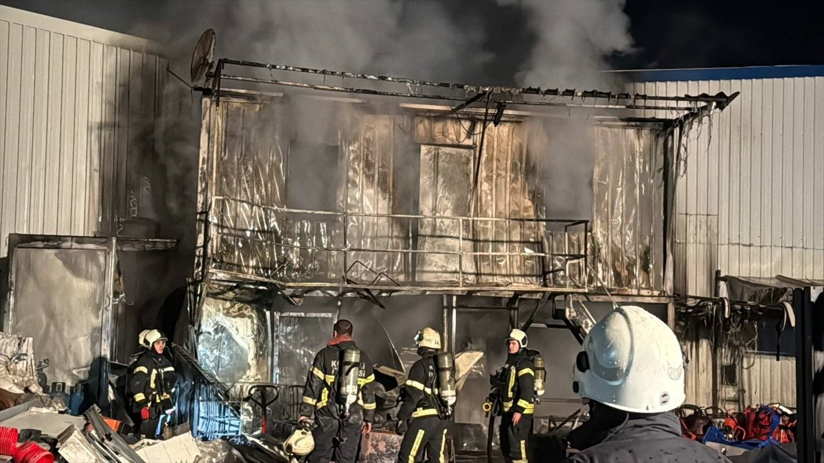Kocaeli'nin Gebze ilçesinde geri dönüşüm deposunda çıkan yangın, itfaiye ekiplerince...