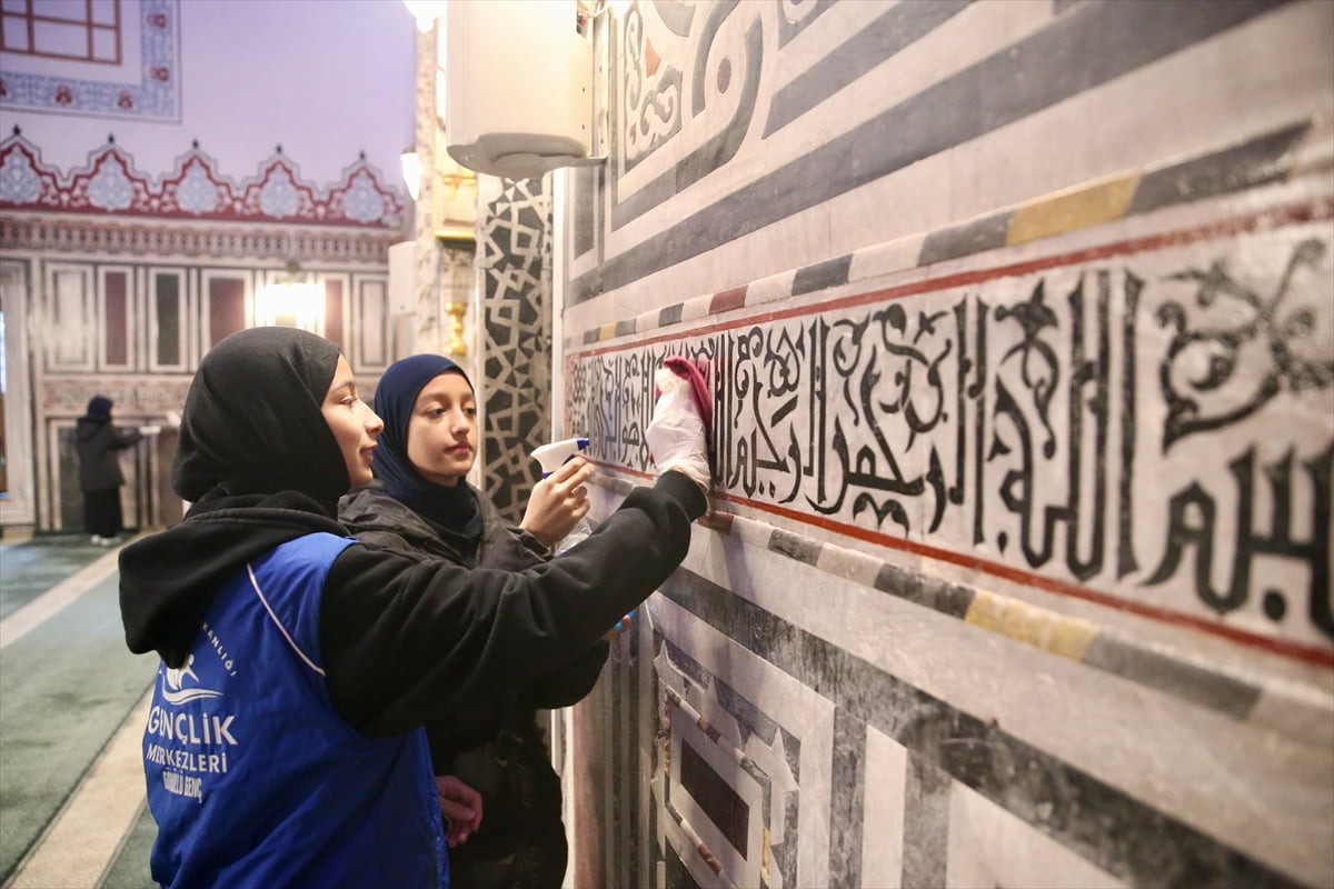 Kocaeli'nin Gebze ilçesinde gönüllü gençler, üç ayların gelişi dolayısıyla cami temizliği yaptı....