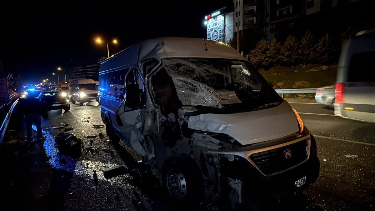 Kocaeli'nin Gebze ilçesinde iki işçi servisinin çarpışması sonucu 3 kişi yaralandı.