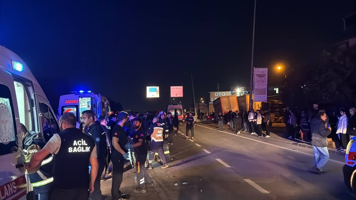 Kocaeli'nin Gebze ilçesinde işçi servisi ile otomobilin çarpıştığı kazada 8 kişi...