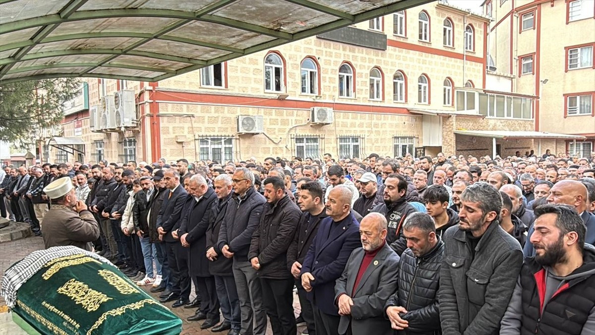Kocaeli'nin Gebze ilçesinde işçi servisinin çarpması sonucu hayatını kaybeden 10 yaşındaki Miraç...