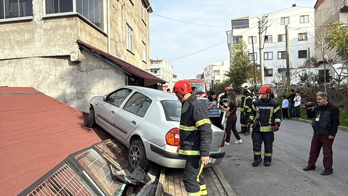 Kocaeli'nin Gebze ilçesinde kaza yapan otomobilin çatısına düştüğü ev tedbir amacıyla...