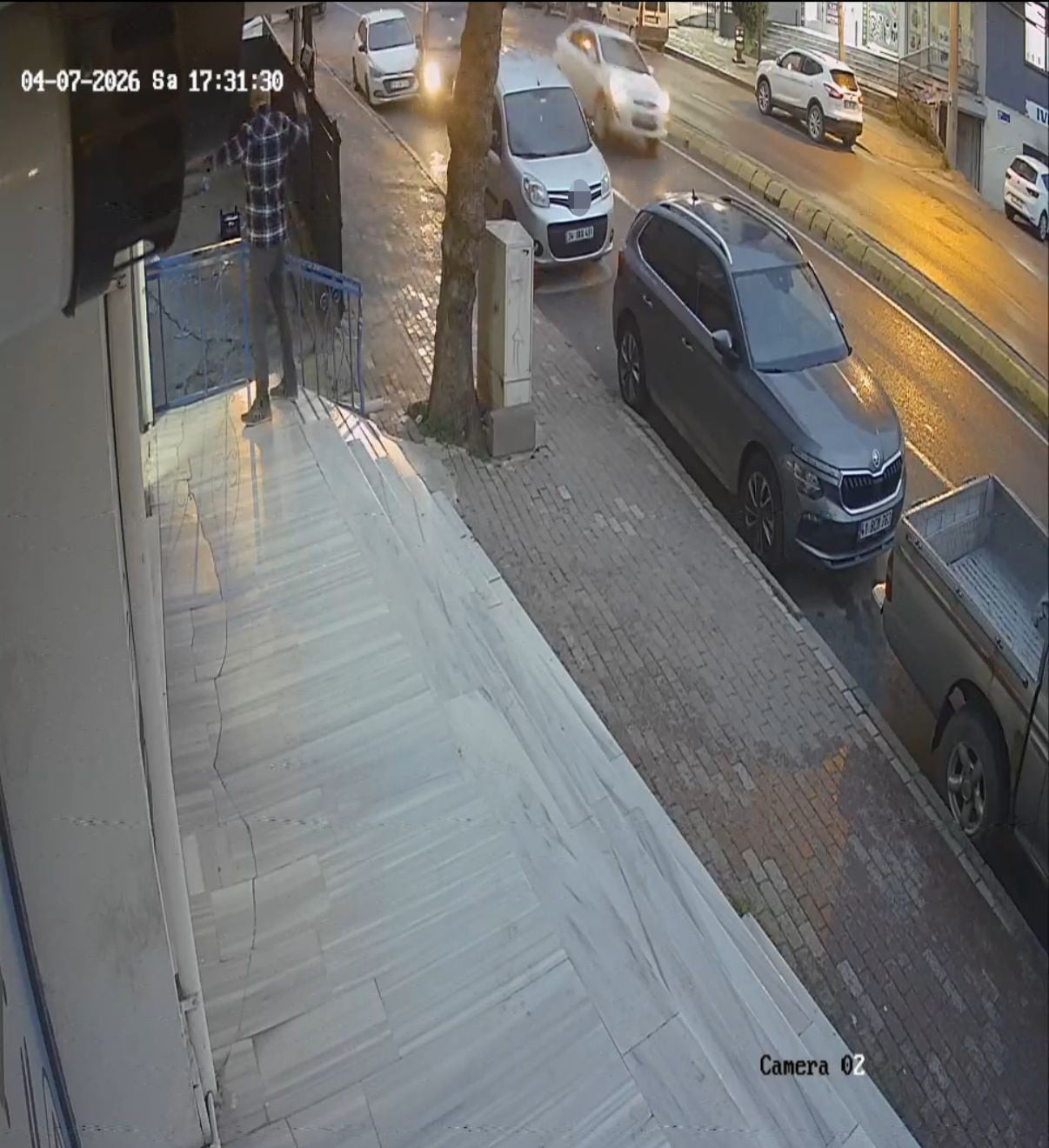 KOCAELİ'NİN GEBZE İLÇESİNDE OTOMOBİL, HAFİF TİCARİ ARACA VE PARK HALİNDEKİ 3 OTOMOBİLE ÇARPTIKTAN...