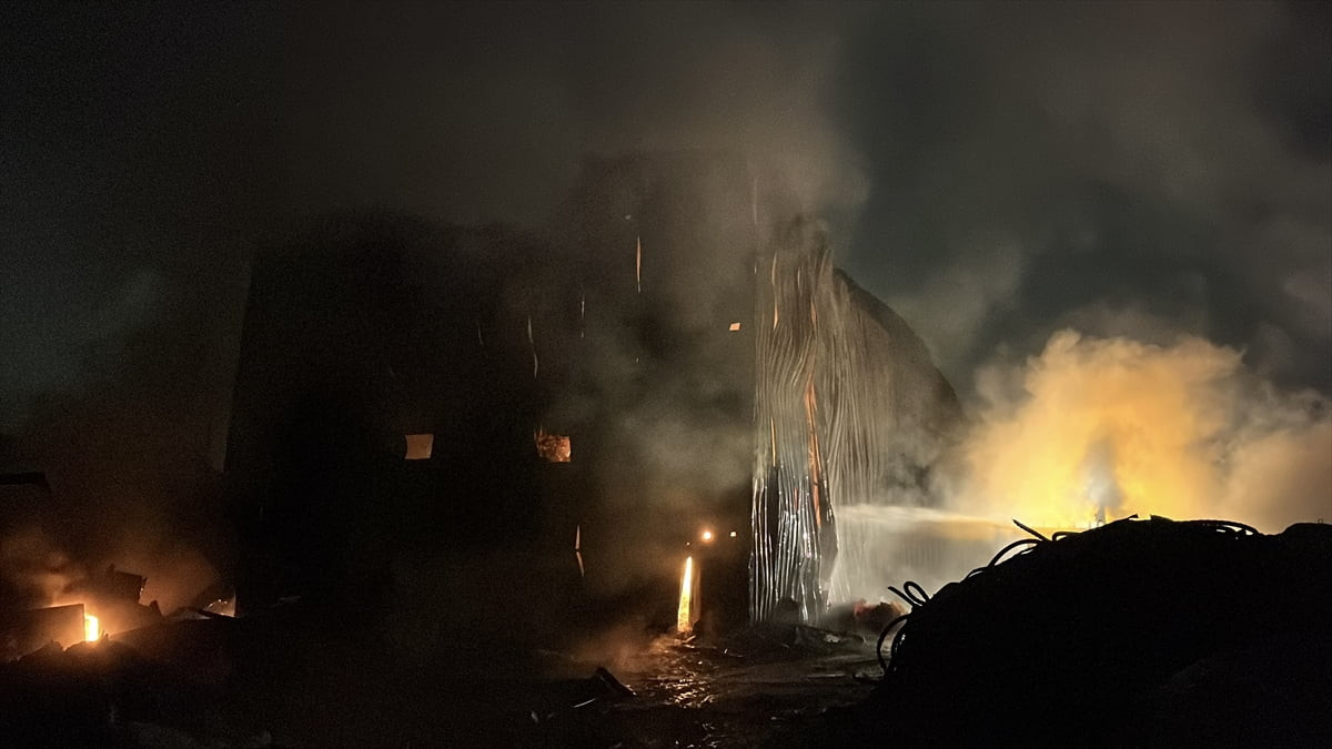 Kocaeli'nin Gebze ilçesinde plastik atık deposunda çıkan yangın, itfaiye ekiplerince...