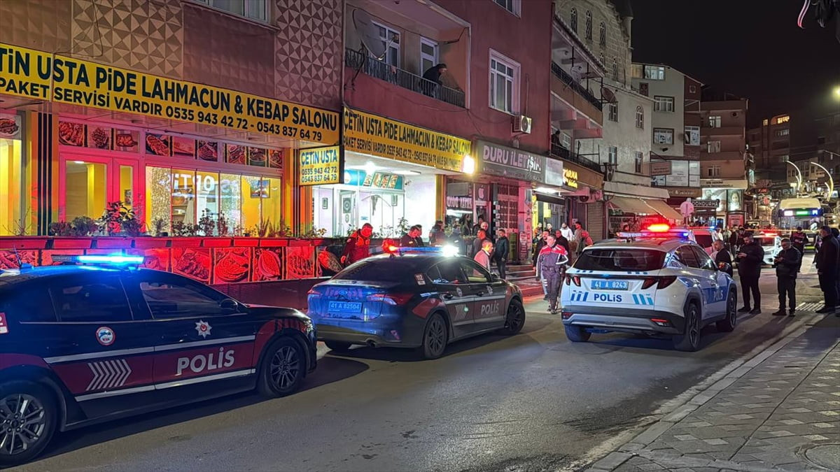 Kocaeli'nin Gebze ilçesinde, restorana düzenlenen silahlı saldırıda 2 kişi yaralandı. İhbar...