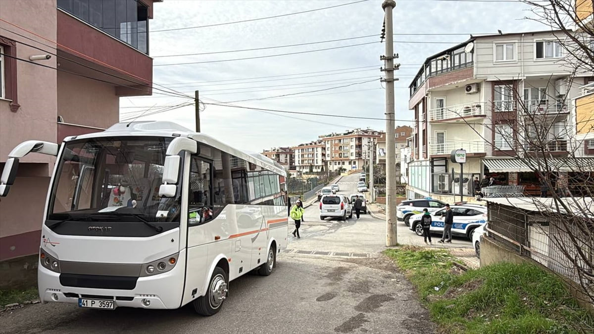 Kocaeli'nin Gebze ilçesinde servis aracının çarptığı ilkokul öğrencisi hayatını kaybetti. Bölgeye...