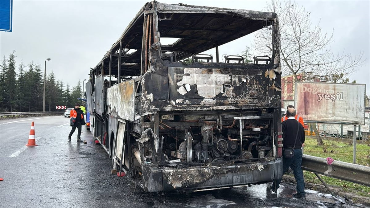 Kocaeli'nin Gebze ilçesinde seyir halindeki şehirler arası yolcu otobüsünde çıkan yangın...