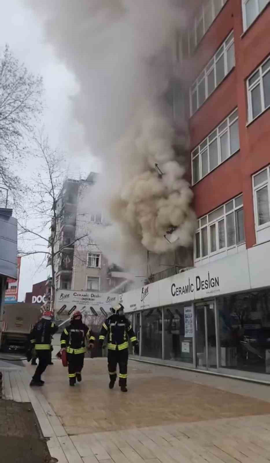 KOCAELİ'NİN GÖLCÜK İLÇESİNDE 8 KATLI BİR APARTMANIN 1. KATINDA ÇIKAN YANGINDA, EVDEN KURTARILAN...