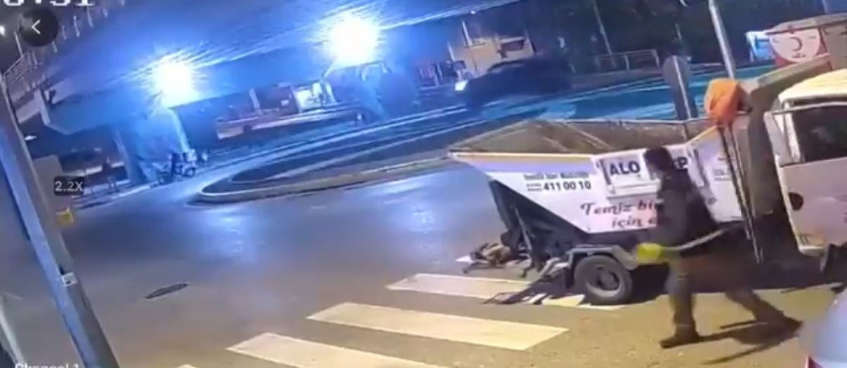 KOCAELİ'NİN GÖLCÜK İLÇESİNDE HIZLA İLERLEYEN MOTOSİKLETİN PİKABA YANDAN ÇARPMASI SONUCU 2 KİŞİ...