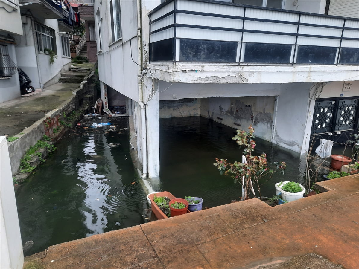 Kocaeli'nin Gölcük ilçesinde sabah saatlerinde etkili olan fırtına denizin taşmasına yol açtı....