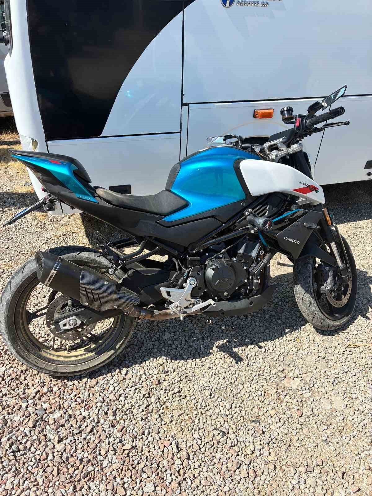 KOCAELİ'NİN GÖLCÜK İLÇESİNDE UYGULAMA NOKTASINDA "DUR" İHTARINA UYMAYAN MOTOSİKLET SÜRÜCÜSÜNÜN...