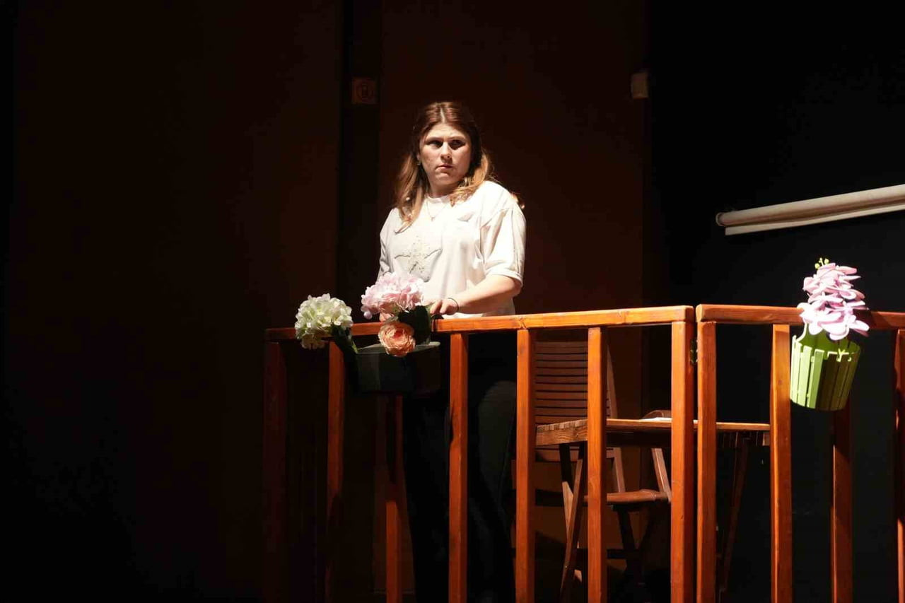 KOCAELİ'NİN GÖLCÜK İLÇESİNDE YAŞAYAN TİYATRO EĞİTMENİ YEŞİM AYKUT, MEME VE TİROİD KANSERİYLE...