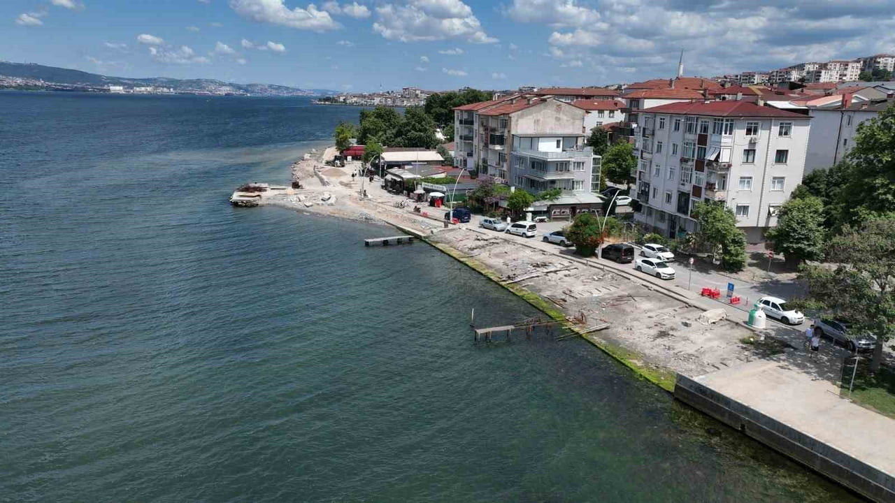 KOCAELİ'NİN GÖLCÜK İLÇESİNDEKİ DEĞİRMENDERE SAHİLİ'NDE YÜRÜTÜLEN MODERNİZASYON ÇALIŞMALARINDA SONA...
