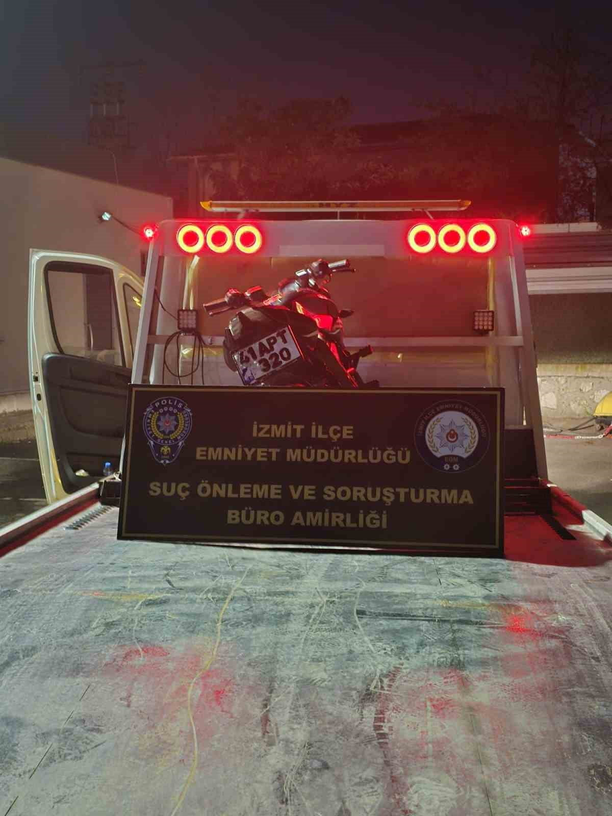 KOCAELİ'NİN İZMİT İLÇESİNDE AKROBATİK HAREKETLERLE TRAFİĞİ TEHLİKEYE ATAN MOTOSİKLET SÜRÜCÜSÜNE...