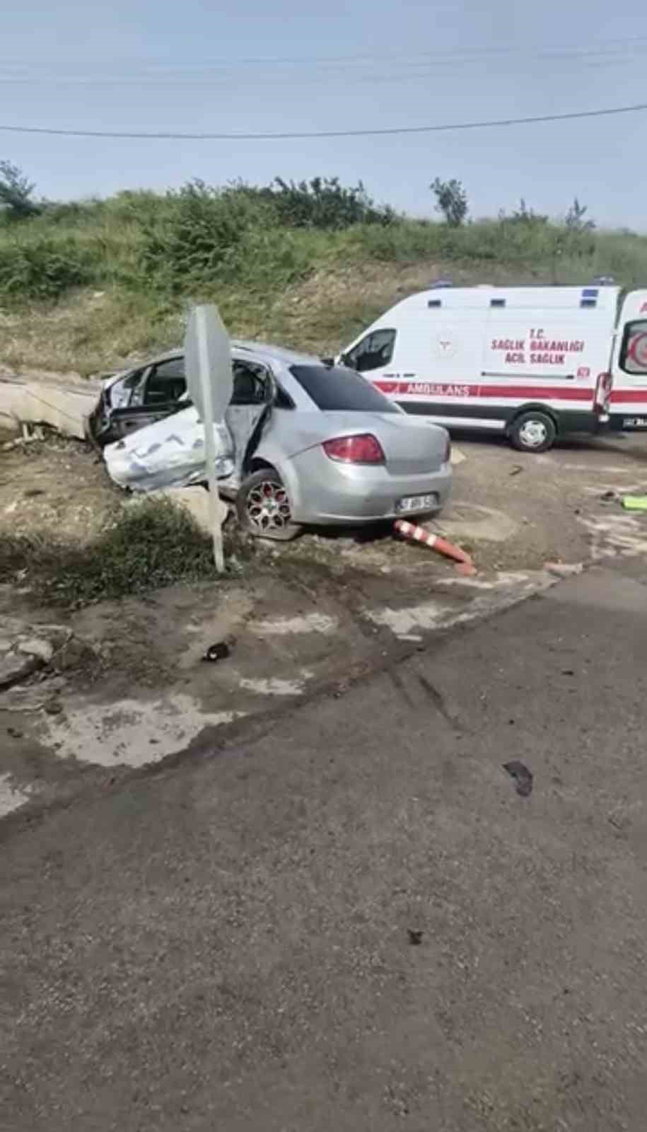 KOCAELİ'NİN İZMİT İLÇESİNDE BELEDİYE OTOBÜSÜ İLE OTOMOBİLİN ÇARPIŞMASI SONUCU 3 KİŞİ...