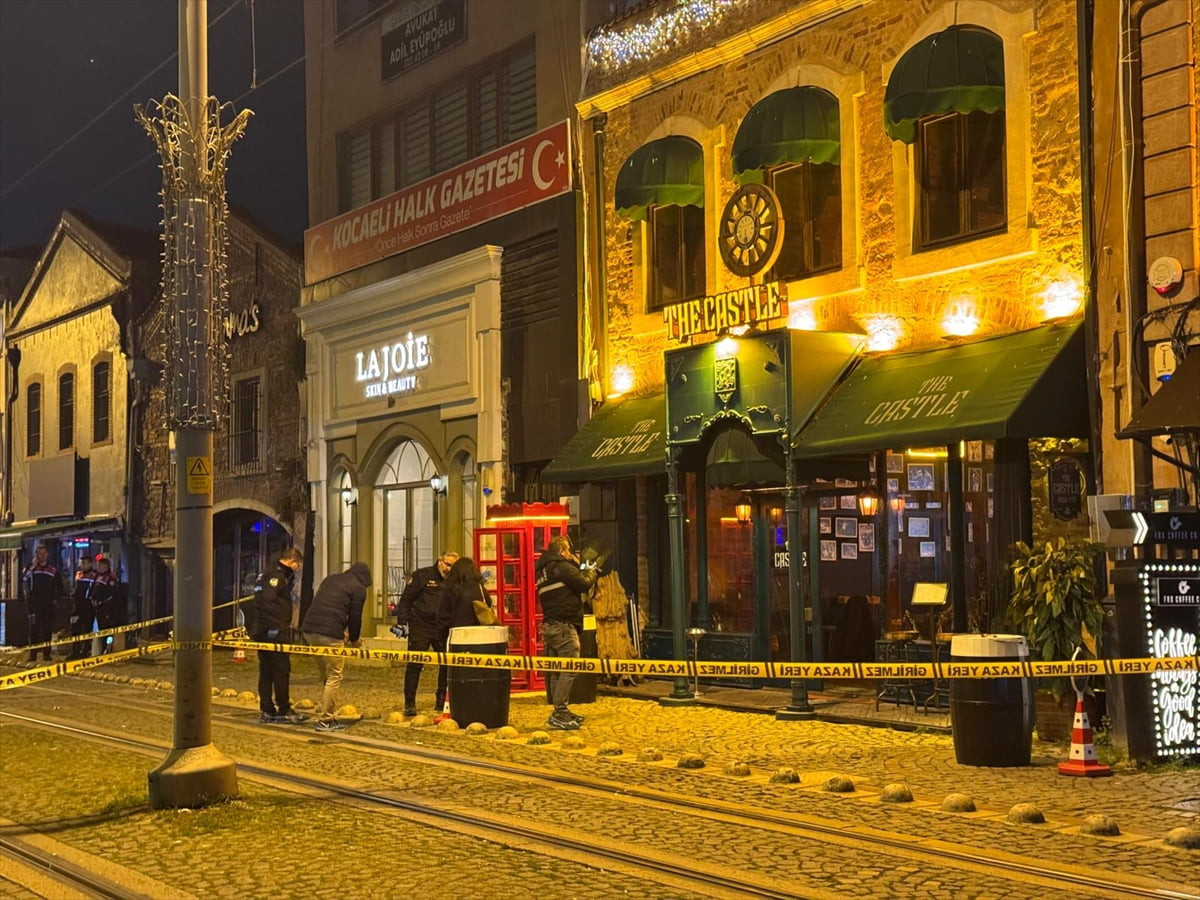 Kocaeli'nin İzmit ilçesinde bir eğlence mekanına düzenlenen silahlı saldırıda 2 kişi hayatını...