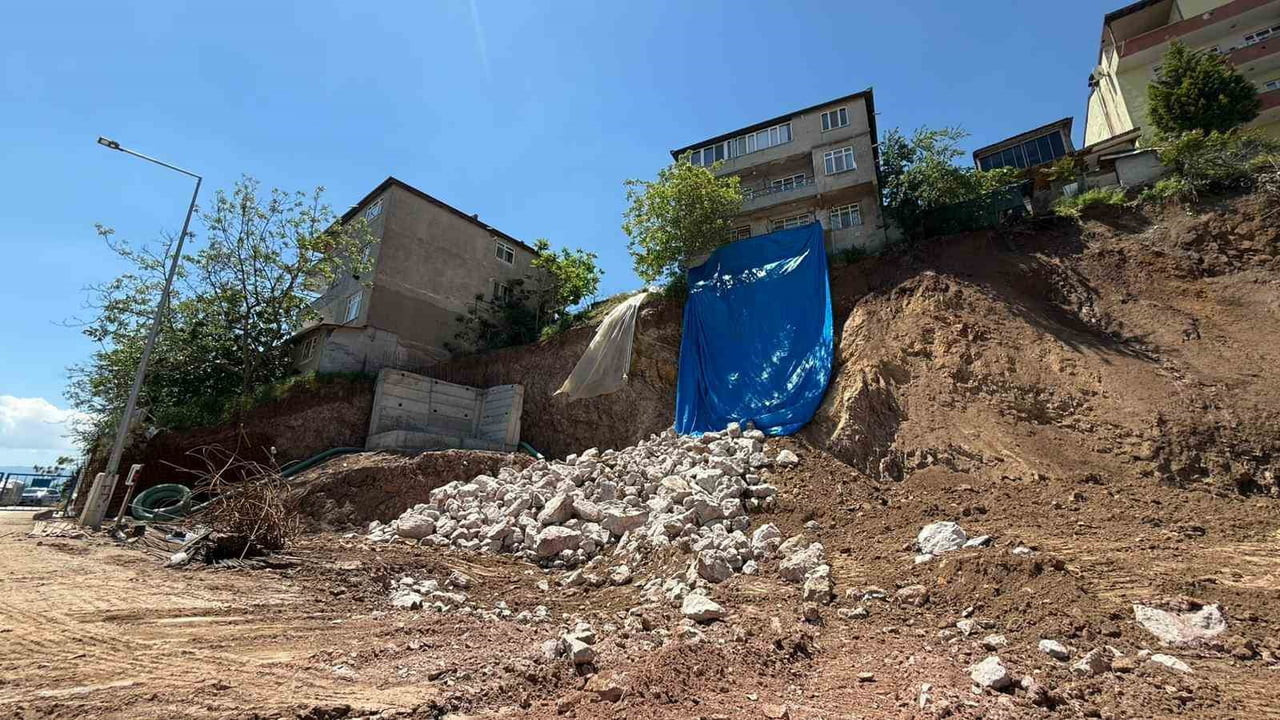 KOCAELİ'NİN İZMİT İLÇESİNDE BİR İNŞAATIN TEMEL KAZISI SIRASINDA MEYDANA GELEN TOPRAK KAYMASININ...
