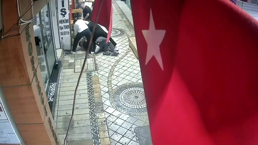 KOCAELİ'NİN İZMİT İLÇESİNDE BİR ŞAHIS, 4 KİŞİ TARAFINDAN TEKME VE YUMRUKLARLA ÖLDÜRESİYE DARP...