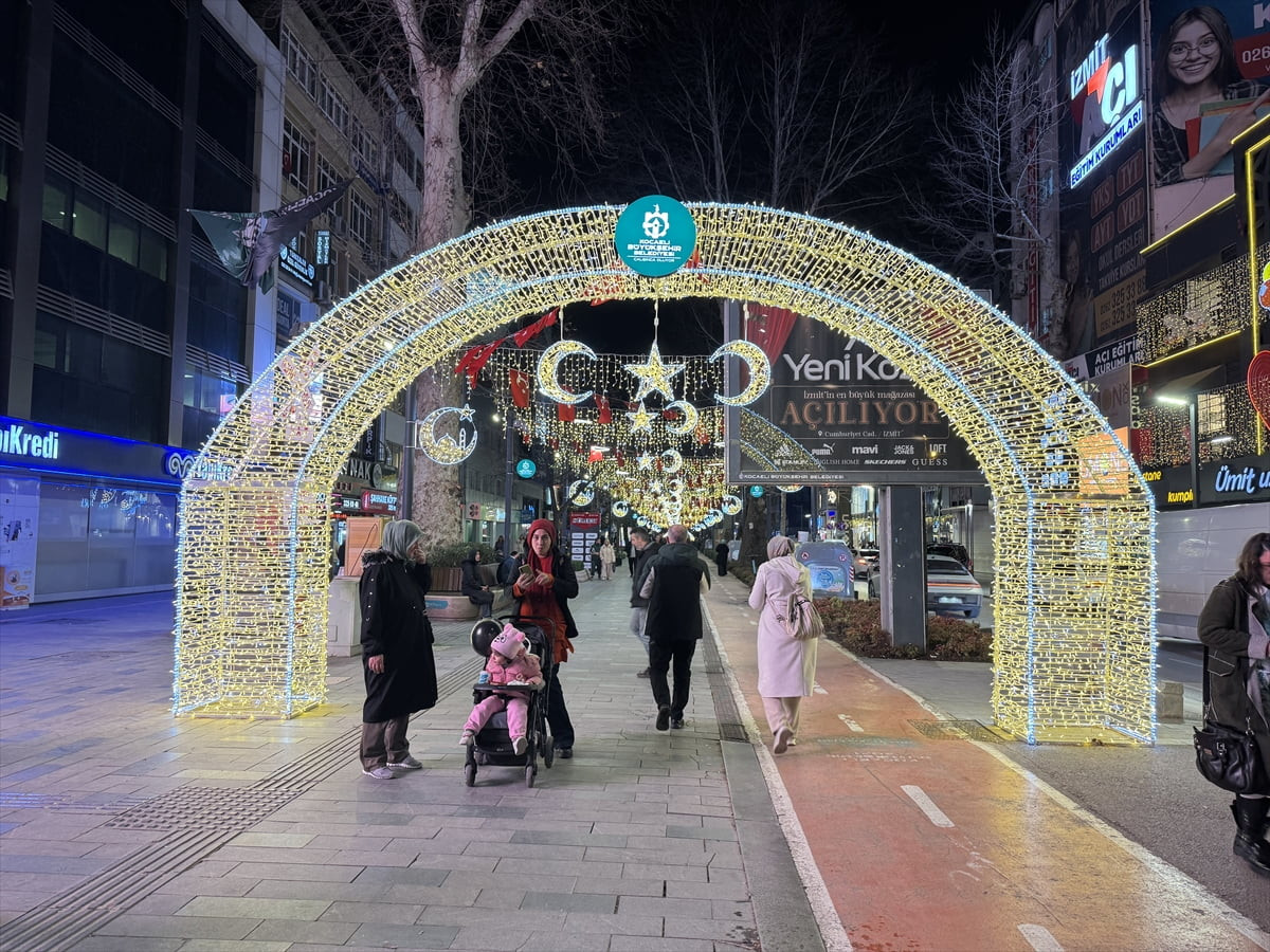 Kocaeli'nin İzmit ilçesinde bulunan Yürüyüş Yolu ramazan ayına özel olarak süslendi.