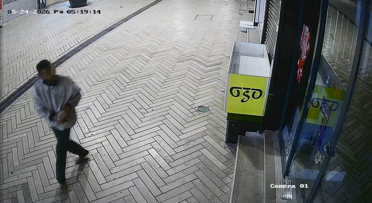KOCAELİ'NİN İZMİT İLÇESİNDE CADDE ÜZERİNDEKİ BAZI DÜKKANLARIN CAMLARINI TAHTA VE TAŞLARLA KIRAN...