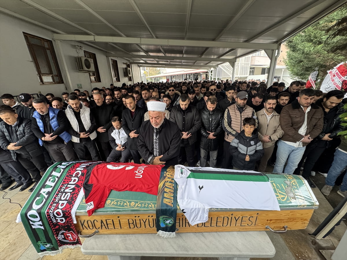 Kocaeli'nin İzmit ilçesinde çıkan silahlı kavga sonucu kaldırıldığı hastanede yaşamını yitiren...