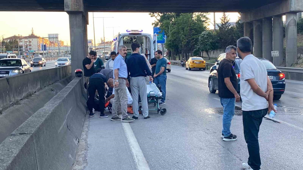 KOCAELİ'NİN İZMİT İLÇESİNDE D-100 KARAYOLUNDA OTOMOBİLE ARKADAN ÇARPAN MOTOSİKLET SÜRÜCÜSÜ AĞIR...