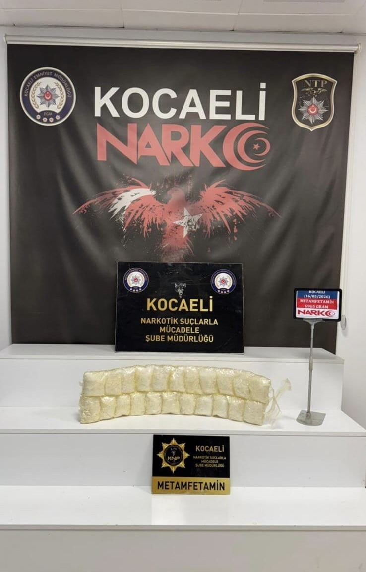KOCAELİ'NİN İZMİT İLÇESİNDE DURDURULAN YOLCU OTOBÜSÜNDEKİ ARAMADA, VÜCUTLARINA SARILI VAZİYETTE 7...