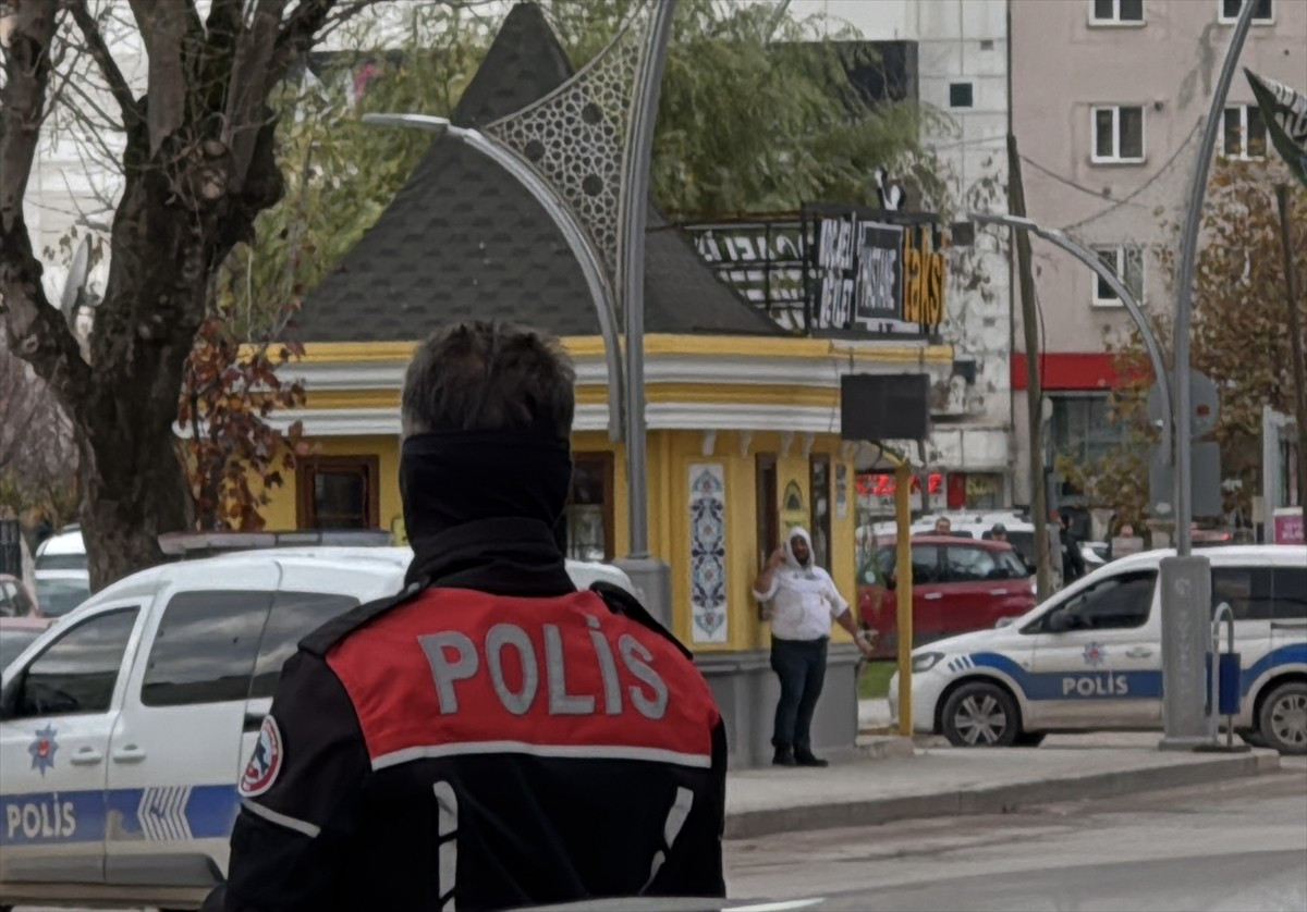 Kocaeli'nin İzmit ilçesinde eski çalışanı olduğu taksi durağında kendini bıçak ve silahla...